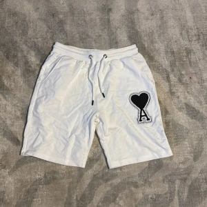 Vita Ami Paris shorts - Säljer då de är för små. Finns ingen storleksanmärkning men de passar som S. 