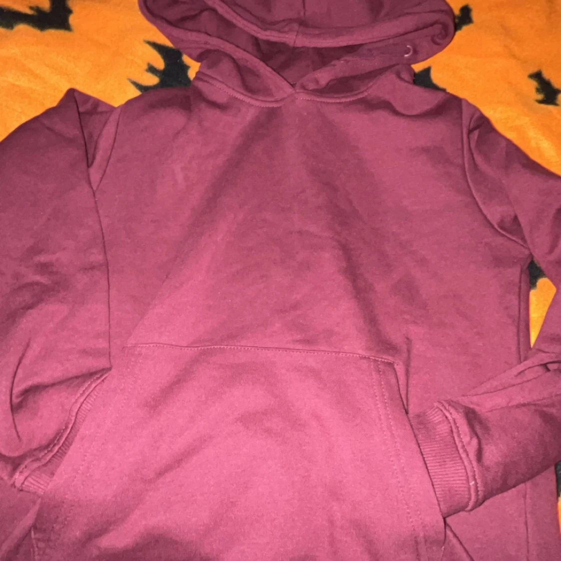 Grå och vinröd hoodie med huva - 1