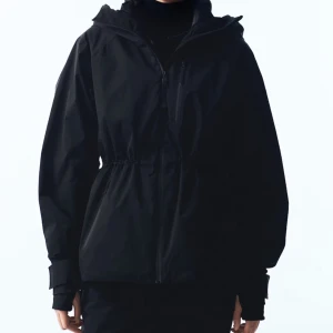 Skidjacka från HM - Svart jacka från HM Move. Huva, dragkedja och tejpade sömmar. Jackan är vind- och vattentät, har justerbar midja och flera fickor med dragkedja. Prislapp kvar, aldrig använd! Nypris 1999:-