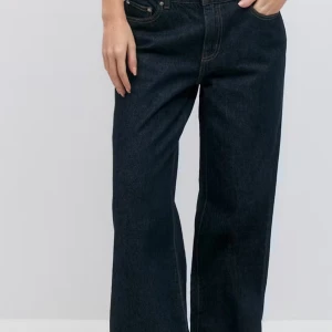 Mörkblå wide jeans - NY MED PRISLAPP!!                          Snygga mörkblå jeans med breda ben och klassisk femficksdesign. Jeansen har en rak passform och är tillverkade i robust denim som ger en cool och avslappnad look. Perfekta för dig som gillar en trendig och bekväm stil.