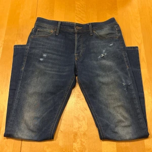 Jack and Jones jeans med unika slitningar. - Väldigt sköna och snygga jeans från jack and Jones med unika slitningar😁 hör av dig vid funderingar✌️