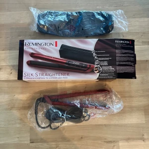 Remington Professional Silk Straightener - Remington Silk Straightener med avancerad silk ceramic coating, digital display, temperaturminne och upp till 240°C. Snabb uppvärmning på 10 sekunder. Inkluderar originalväska. Plattången är i mycket fint skick, knappt använd och levereras i originalförpackning.