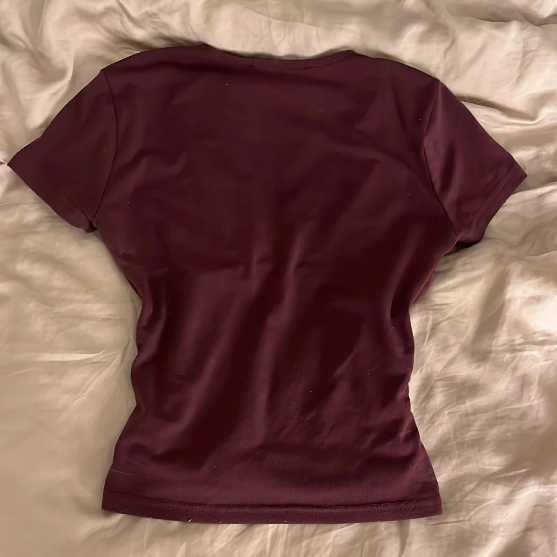 Vinröd v-ringad topp från BikBok - 1