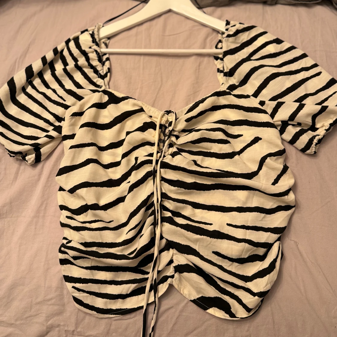 Zebramönstrad snörad blus
