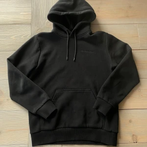 Peak Performance Hoodie – svart klassiker🖤 - Svart hoodie från Peak Performance i strl M – perfekt för sena sommarkvällar eller kyligare dagar.  🧵 Bra skick 💎 Stilren logga framtill 🧥 Normal passform – inte tight, inte oversized 💰 Nypris ca 1 299 kr – mitt pris: 549 kr!  ✅ Fräsch, nytvättad och redo att skickas 📦Frakten gratis för tillfället – först till kvarn!      