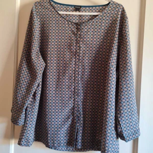 Mönstrad blus från Esmara strl 48 (dam) - Säljer en snygg mönstrad blus från Esmara. Blusen har långa ärmar och ett geometriskt mönster. Blusen har dolda knappar fram. Storlek EUR 48. Kan hämtas i Vallentuna.