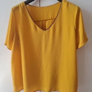 Blus med v-ringning från Zizzi strl 48 - Säljer en blus med v-ringning och korta ärmar. Blusen har en lös passform och är tillverkad i ett lätt material som ger en skön känsla. Märke Zizzi (klippt etikett). Storlek 48. Kan hämtas i Vallentuna.