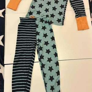 Polarn o pyret pyjamas strl 110/116 - Fler bilder finns  Luddig / tvättludd några små fläckar på tröjan