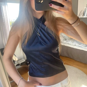 Satin topp - Snygg halterneck topp i satin som man knyter bak i nacken❤️
