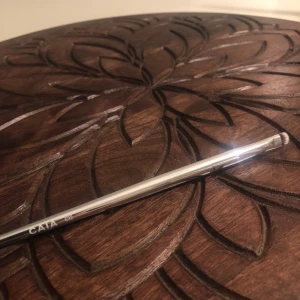 CAIA E20 ögonskuggsborste silver - Snygg ögonskuggsborste från CAIA i modellen E22. Borsten har ett smalt, kompakt runt borsthuvud med täta syntetiska strån och ett stilrent silverfärgat skaft. Perfekt för att applicera och sudda ögonskugga med precision.