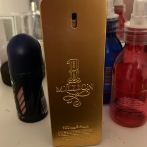 Paco Rabanne 1 Million 100ml - 1 Million från Paco Rabanne, 100 ml. Ikonisk guldfärgad flaska som sticker ut i samlingen. Perfekt storlek för dig som vill ha en signaturdoft med attityd.