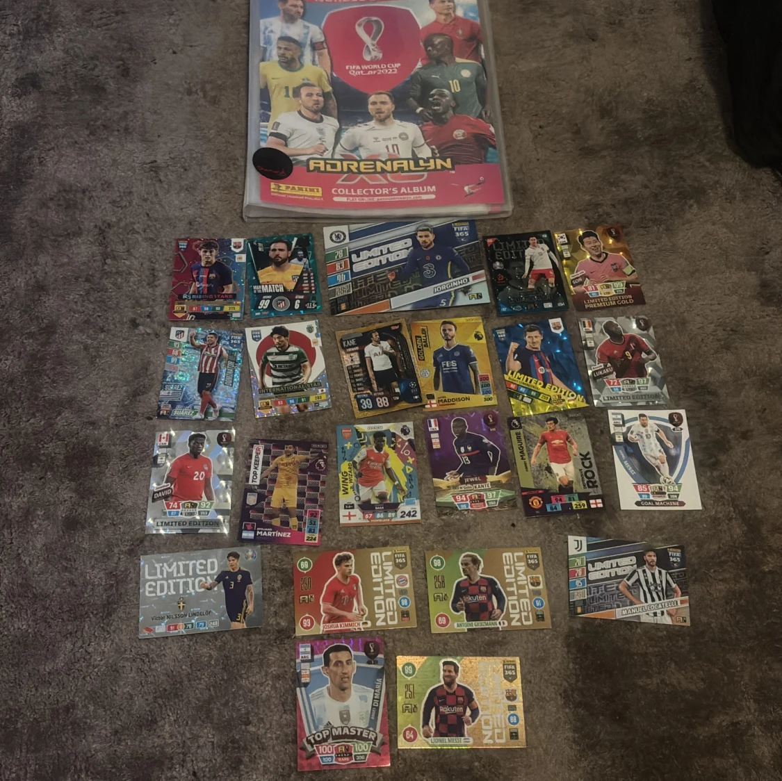 Jag säljer mycket bra fotbolls kort och även en fotbolls bok där du kan lägga dina kort i  - 3