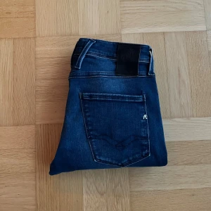 Replay Anbass Hyperflex - Riktigt feta Replay Jeans i modellen Anbass samt hyperflex vilket gör de otroligt sköna och stretchiga. Jeansen har inga defekter och passar till allt, storlek är W29/L32 och vid frågor eller funderingar är det bara att höra av sig!