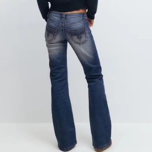Blå flare jeans från Gina Tricot XS - Snygga blå jeans med låg midja och flare-ben från Gina Tricot. Jeansen har röda sömmar och broderade detaljer på bakfickorna. Oanvända, nypris 359kr