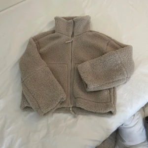 H&M teddyjacka  - Populär beige teddyjacka ifrån H&M. Storlek S och i superfint skick. Perfekt nu i höst! Hör av dig vid frågor 💗