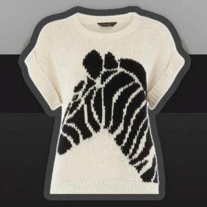 KOLLAR INTRESSE - Vit stickad tröja med zebramönster - KOLLAR INTRESSE på denna coola tröja. I bra skick inga defekter. Skriv vad ni hade kunnat ge för den! 