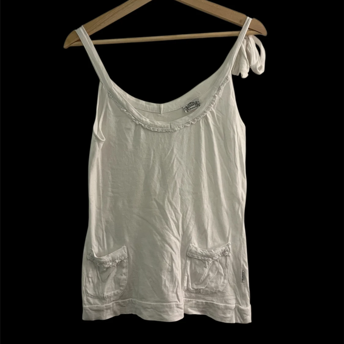 Vit linnetopp med fickor och knyt