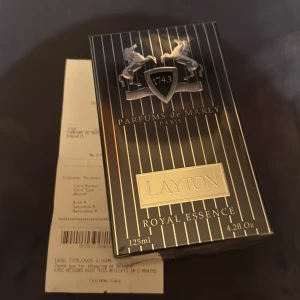 Parfums de Marly Layton 125ml - Lyxig och populär parfym från Parfums de Marly, Layton Royal Essence. Snygg förpackning och stor flaska på 125 ml. Perfekt för dig som vill sticka ut med en exklusiv doft.