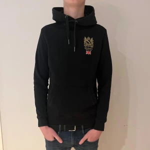 Morris hoodie S - En stilig Morris hoodie som är svart i storleken S! Skick: 10/10. Pris kan diskuteras vid snabb affär! Hör av dig vid frågor, funderingar, bilder, info m.m☺️