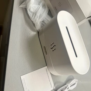 Flame Aromatherapy Machine aroma Diffuser  - Modern aromaterapimaskin med flammande LED-effekt, USB-C laddning och enkel knappstyrning. Perfekt för att skapa en avslappnande atmosfär hemma. Produkten är i nyskick, komplett med originalförpackning, manual och tillbehör. Inga synliga defekter eller slitage. 🎁 Modell: DQ701 Rated Input: DC5.0V/2.0A Rating Power: ≤6.5W Standard: GB4706.1-2005, GB4706.48-2009