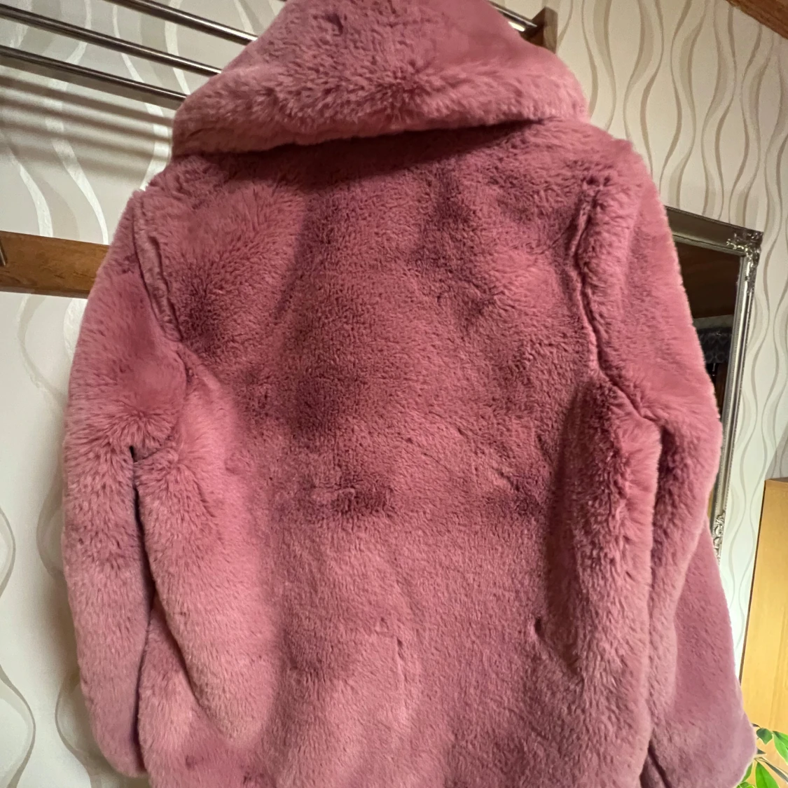 Rosa pälsjacka från NLY Trend - 4