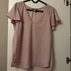Blus - Köpt från H&M. Aldrig använd. Storlek 34 💕