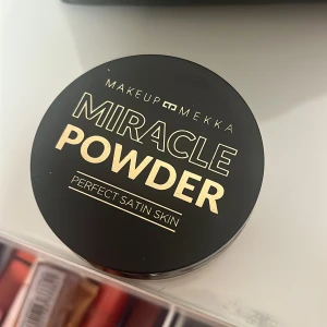 Smink  - Säljer Makeup Mekka Miracle Powder 'Perfect Satin Skin' och highlighter 'It's Lit' som man inte kan få tag på längre! Har knappt använt den men det blir så snyggt när man gör sin glow rutin. Säljer den då jag köpt en lite för mörk färg för mig (jag är ganska blek) 