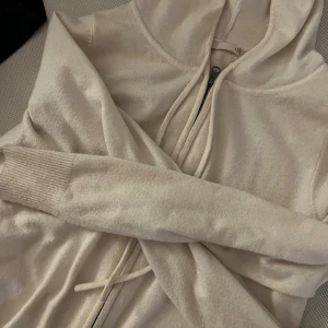 Beige hoddie med dragkedja - Beige hoddie med dragkedja från lager 157 i storlek xs, bra skick! 