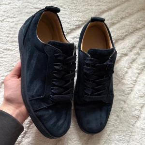 Christian Louboutin Spikeless Navy - Nypris 10000kr! 41 fits 42