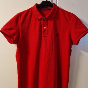 Ralph Lauren Piké - Säljer en Ralph Lauren Piké då jag har växt ur den. Den har inga märken eller fläckar. Skick: 9/10, Pris 199kr (går att diskutera), Nypris 900kr  Storlek: L (barn)