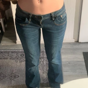 Blå bootcut jeans från LTB - Snygga blå jeans från LTB i bootcut-modell med låg midja. Jätte snygga fickor. Storlek W26 L32. Väldigt lågmidjade och dem är bootcut. Knappt använda så fint skick! Modell: Valerie från LTB. Bud gärna. 78cm innerben och 34 midjemått 