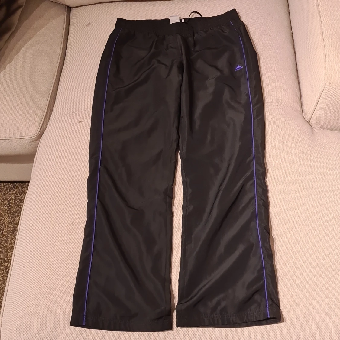 Svarta Adidas träningsbyxor med lila detaljer