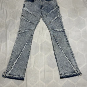 Flared jeans - Säljer ett par ljusblåa flared jeans som aldrig används och är sprillans nya. Size 32/32