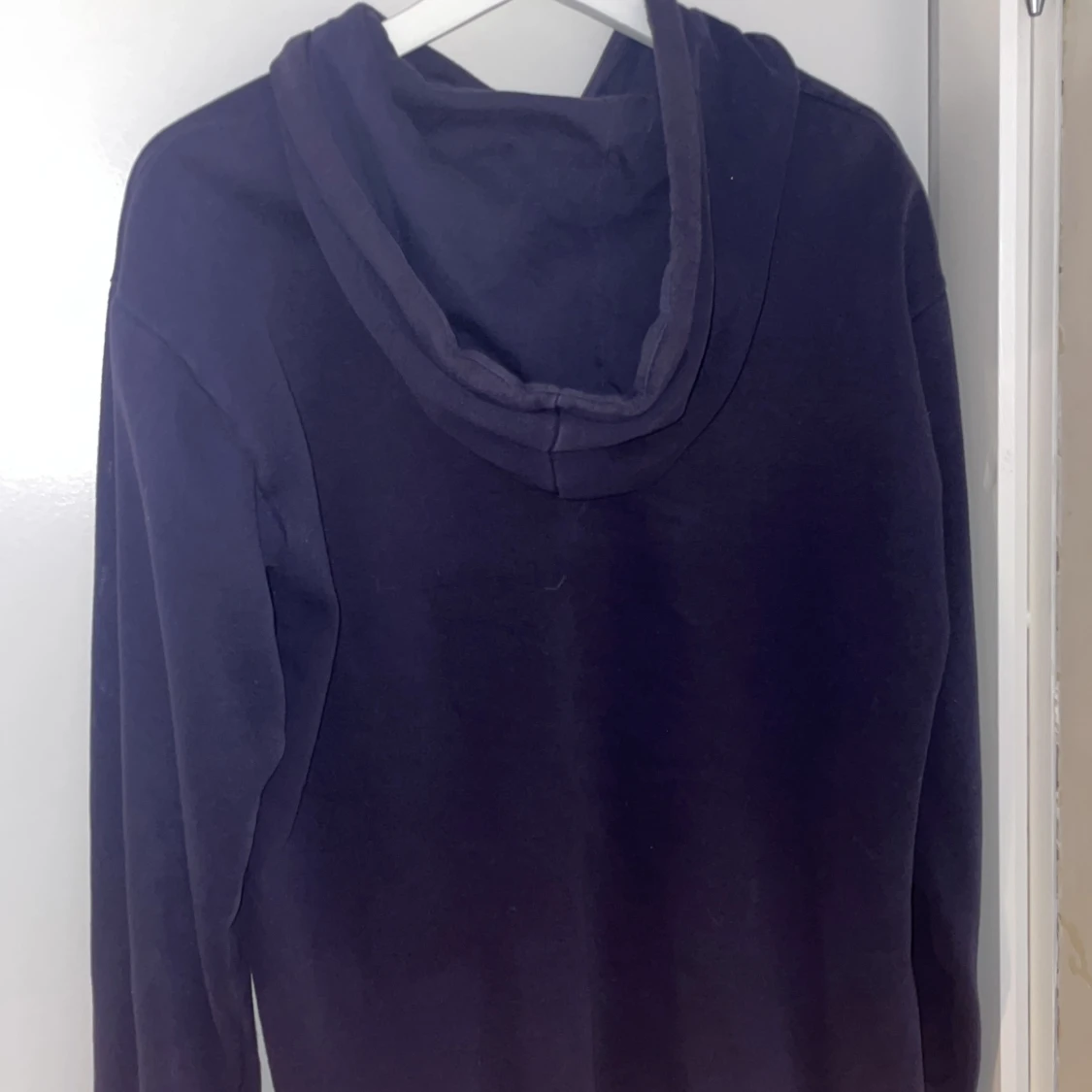 Svart hoodie med strasstext från Gina Tricot - 1