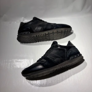 Valentino Rockrunners  - Hej! Säljer nu mina skor från märket Valentino, storlek 43.5 bra skick, allt på bilden ingår. Tveka inte på att höra av dig om du har frågor eller funderingar kring skorna! 