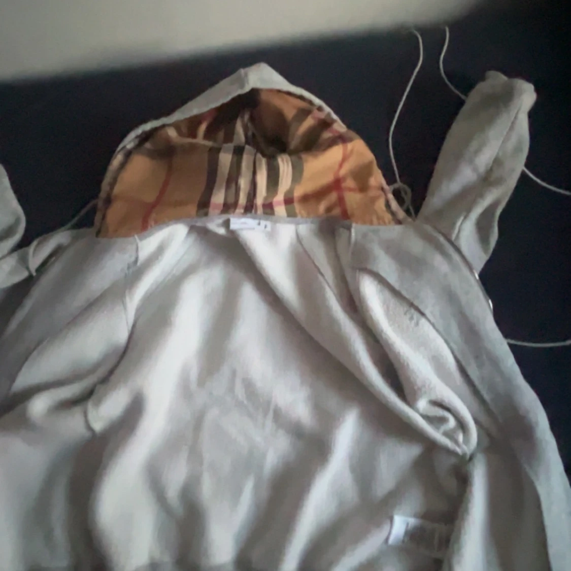 Grå hoodie från Burberry med dragkedja - 2