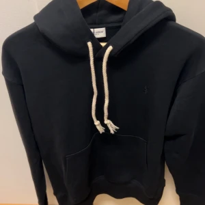 Saint Laurent  - Säljer en helt ny Saint Laurent hoodie som köptes på Farfetch 2024 men tyvärr aldrig kommit till användning. Jätteskön hoodie som är varm att ha på sig nu på vintern 