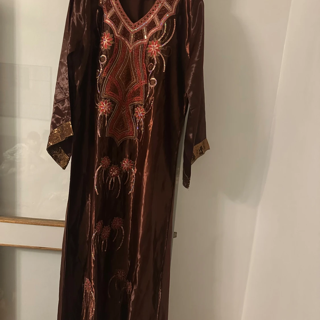 Brun långklänning med broderi och paljetter