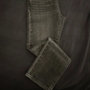 Levi's 551 straight fit 30/32 - Svarta Levi's 501 jeans med klassisk femficksdesign och raka ben. Jeansen har en snygg tvättad finish, ikonisk läderpatch bak och silverfärgade nitar. Passformen är straight och materialet är robust denim. Perfekta för en cool och avslappnad stil. Inga skavanker, som nya! Storlek 30/32 