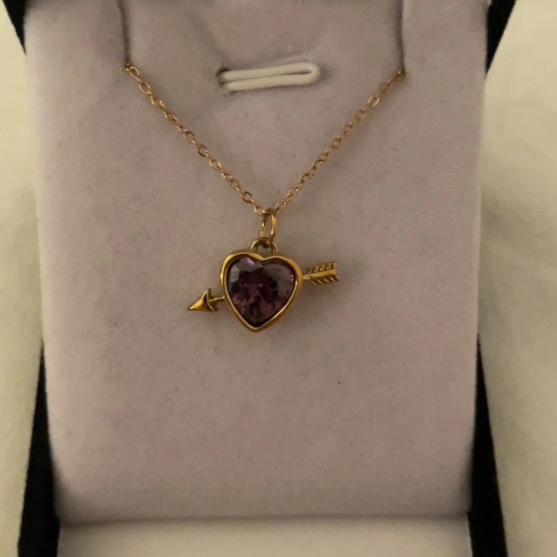 Halsband med lila hjärthänge och pil guld 