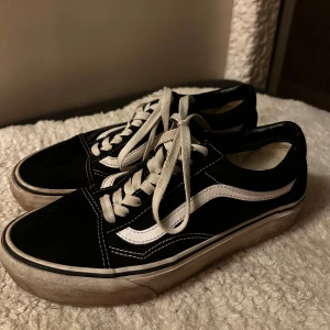 Vans skor storlek 41 - Super fina och sparsamt använda, hela skor i super fint skick, ända är lite lortiga sulor men det går att tvätta bort storlek 41🌸