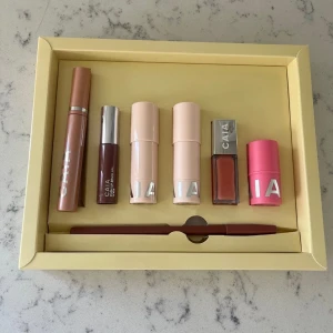Caia easter kit, påskägg smink kit värde *1675kr*  - 40% rabatt!!!!! Caia easter kit, innehåller 7 produkter : blush stick (245kr), lip oil (245kr), matte stick (245kr), dewy stick (245kr), brow gel (225kr), bibbz boomboom mascara (275kr) och lovisa läppenna (195kr). Värde 1675kr!
