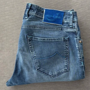 Jacob Cohën Jeans - Jacob Cohën Jeans | Storlek: 35 | Modell: NICK | Mått: W45, L102cm | Nypris: ca 5000kr | Jeansen är lite uppsydda | ActiveResell