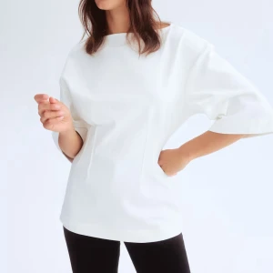 Vit blus från H&M Edition - Säljer nu denna super fina tröja från H&M Edition som inte kommit till någon användning. Den är endast testad men prislappen är tyvärr inte kvar. Blusen har en rak passform och diskreta sömdetaljer framtill som ger en snygg siluett. 