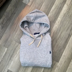 Ralph lauren hoodie  - Tja säljer nu denna feta gråa hoodien från Ralph lauren, mycket bra skick på den, inga fel. Sitter som M. Hör av dig för minsta fundering! 