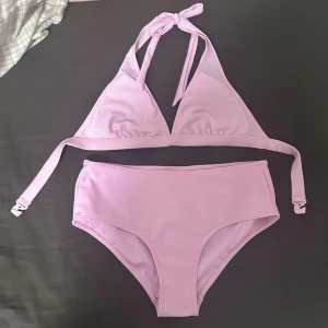 Ljusrosa bikini med knyt - Ljusrosa bikini med trekantsöverdel som knyts i nacken