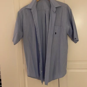 Skjorta från Ralph lauren  - Säljer nu en fin kortärmad skjorta, storleken är 20 vilket motsvara L men passar även M
