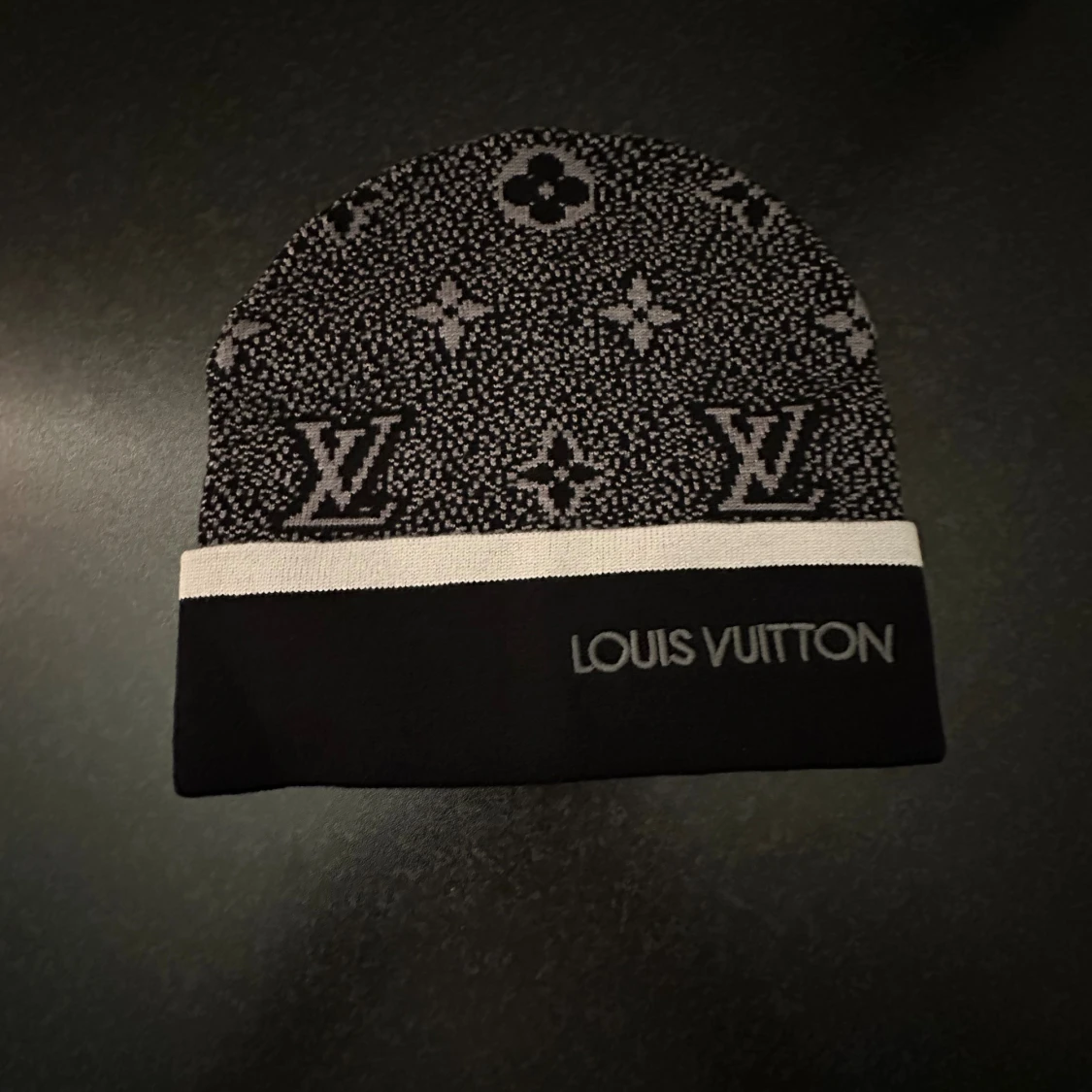 Svart och vit mössa Tiktok:Marknads.closet