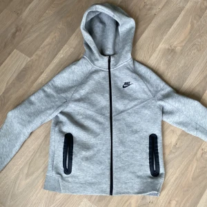 Nike tech  - Säljer min gamla Nike tech nu, inga skador perfekt skick, snygg stilren. Vid frågor kontakta mig vänlig hälsning. Bvsa vid snabb affär