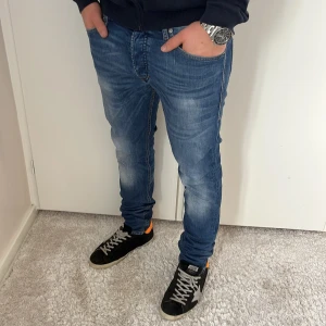 Diesel Jeans - Diesel Jeans | skick 9/10 | Storlek 32/34 | Pris - 399kr | Modellen är ca 178cm lång | Hör av dig vid minsta fråga eller fundering!!